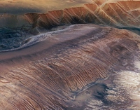 Schrägansicht eines Berges mit<br> geschichteten Ablagerungen in<br> Hebes Chasma (nahezu Echtfarbe,<br> Farbkontrast leicht verstärkt)