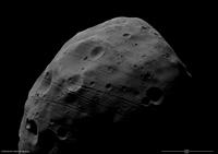 Phobos Nadiraufnahme #1a: Dieses<br>Bild wurde nur geometrisch korrigiert<br>und zeigt die echten Beleuchtungs-<br>verhältnisse und photometrischen<br>Bedingungen.