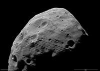 Phobos Nadiraufnahme: Dieses<br>Bild ist zusätzlich photometrisch<br>verbessert worden, um Details im<br>schlechter beleuchteten Gebiet besser hervorzuheben.